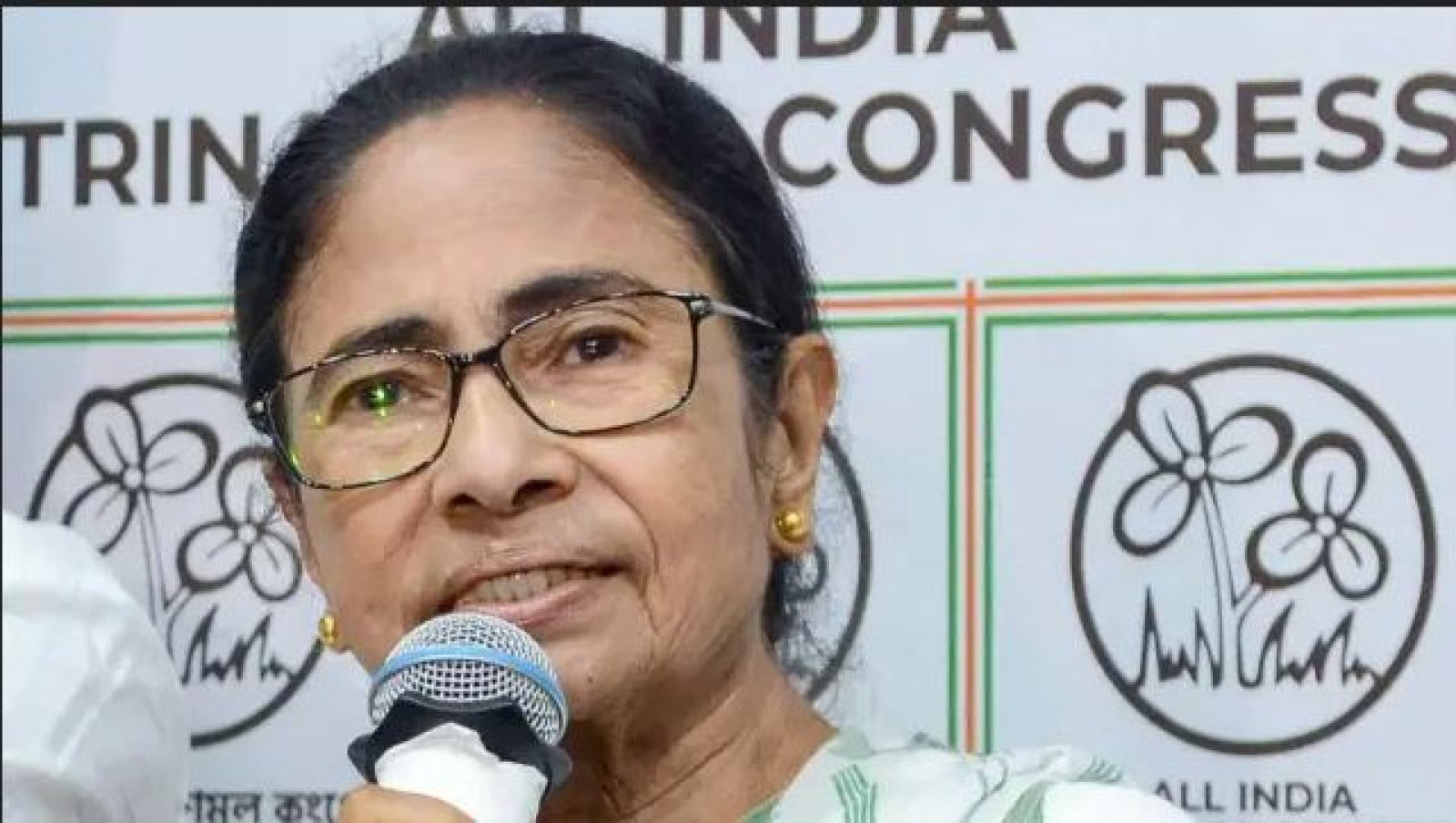 বিজেপি বিরোধী লড়াইয়ে বাম-সহ সমস্ত দলকে নিয়ে লড়তে চান মমতা