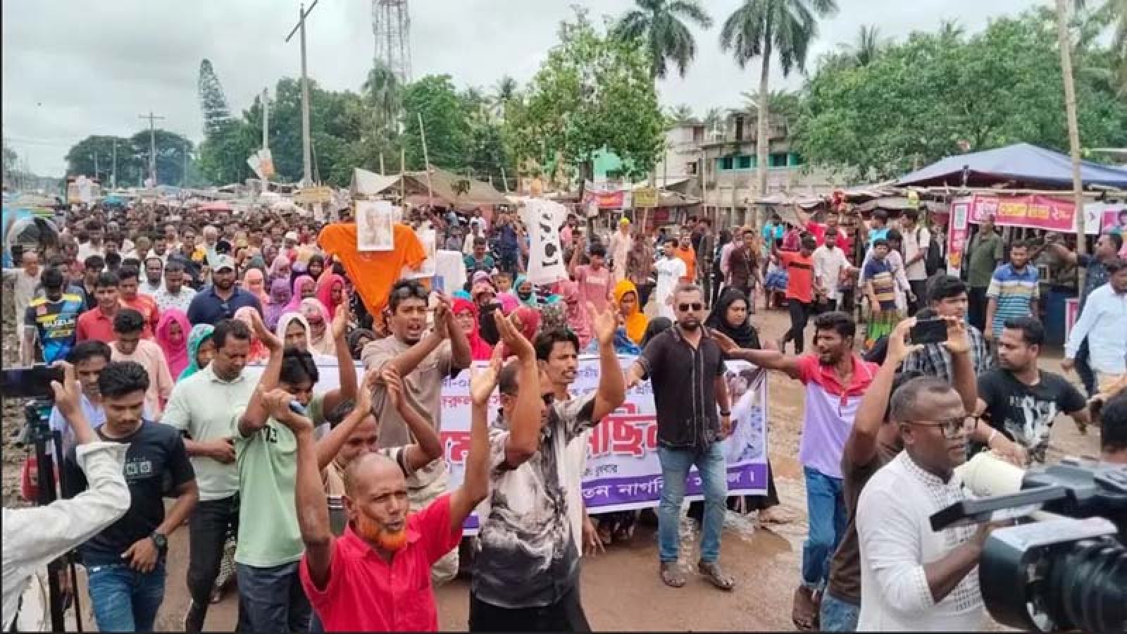 ভিডিও বিতর্কের জেরে এমপি নজরুলের বিরুদ্ধে শ্যামনগরে বিক্ষোভ