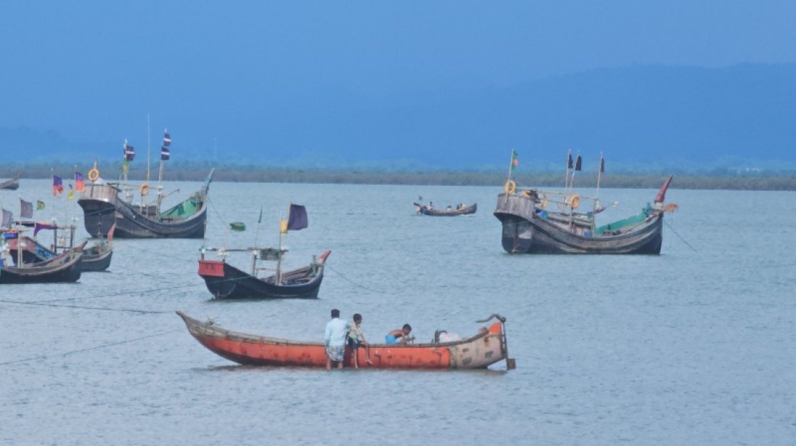নৌকাসহ ১৩ জেলেকে ধরে নিয়ে গেছে আরাকান আর্মি