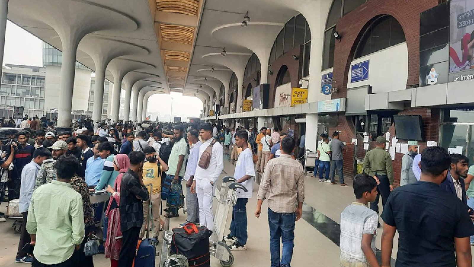 মধ্যপ্রাচ্যগামী ২৭টি ফ্লাইট বাতিল, বিড়ম্বনায় যাত্রীরা