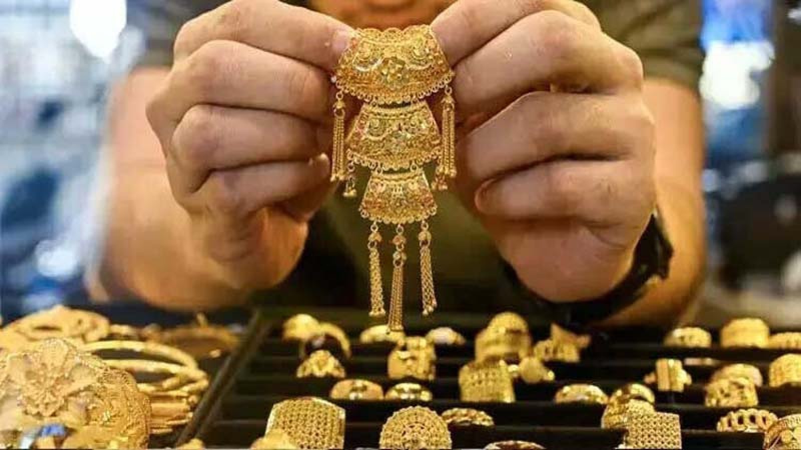 সোনার দাম আরও কমলো
