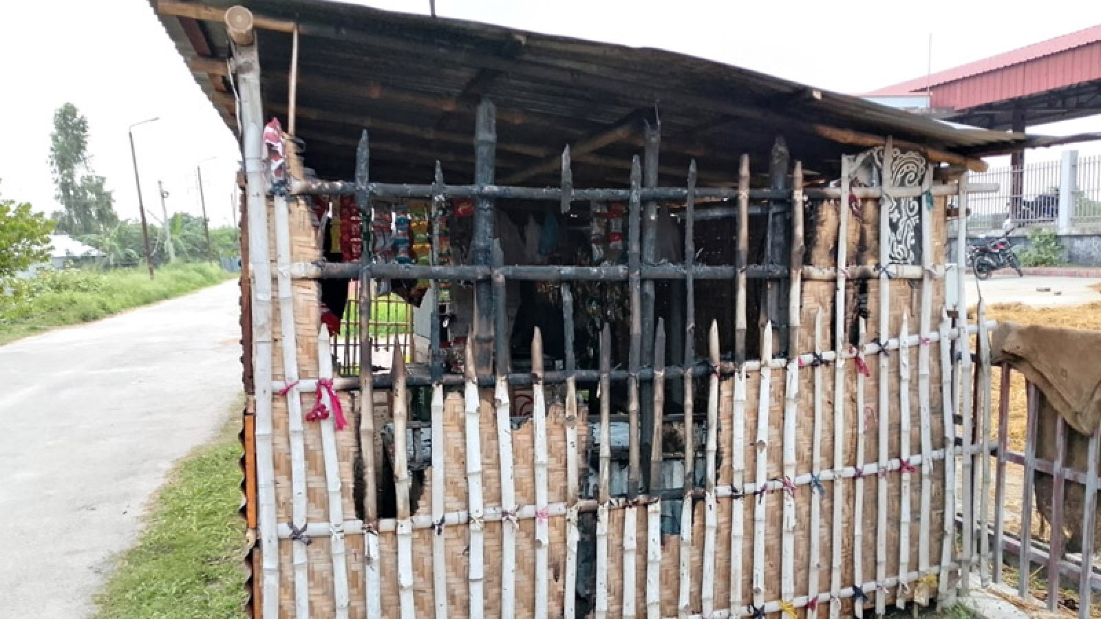 পেট্রোল ঢেলে সেই বাঁশিওয়ালার দোকান পুড়িয়ে দিল মাদকসেবী