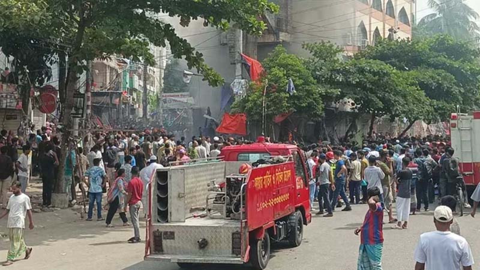 মিরপুরে উচ্ছেদ অভিযানের সময় মার্কেটে আগুন, ধাওয়া-পাল্টা ধাওয়া