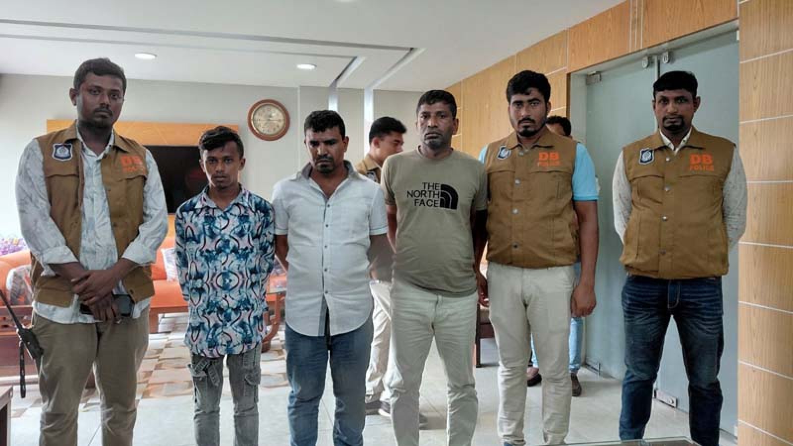নওগাঁয় ‘শয়তানের নিঃশ্বাস’ চক্রের তিন সদস্য গ্রেপ্তার