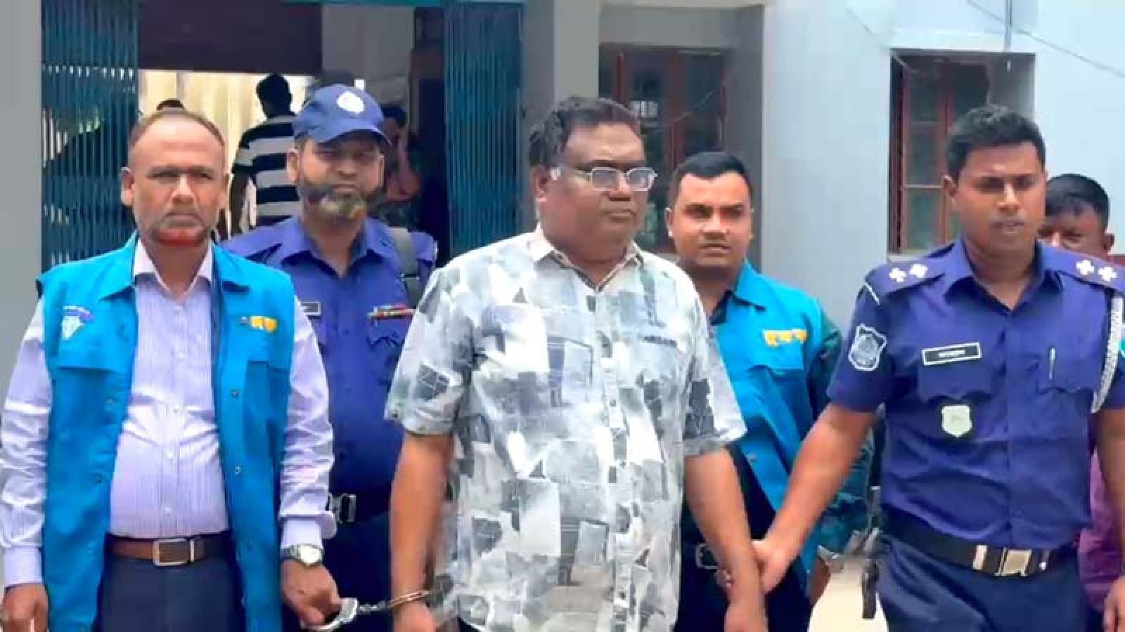 দুদকের মামলায় পাবনায় গ্রেপ্তার শাহজাদপুরের পিআইও