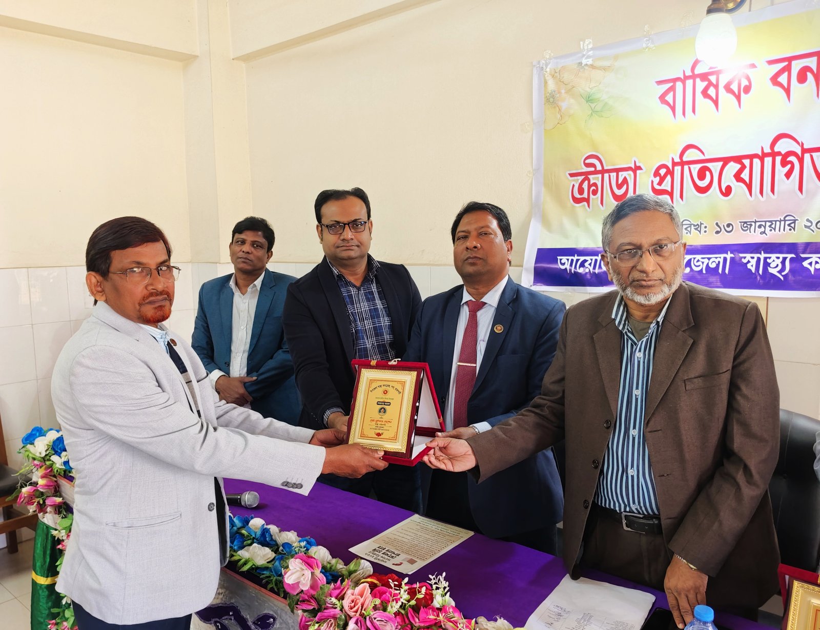 দীর্ঘ কর্মজীবনের প্রতি সম্মান জানিয়ে পবায় স্বাস্থ্য বিভাগের ১৭ জনকে বিদায় সংবর্ধনা