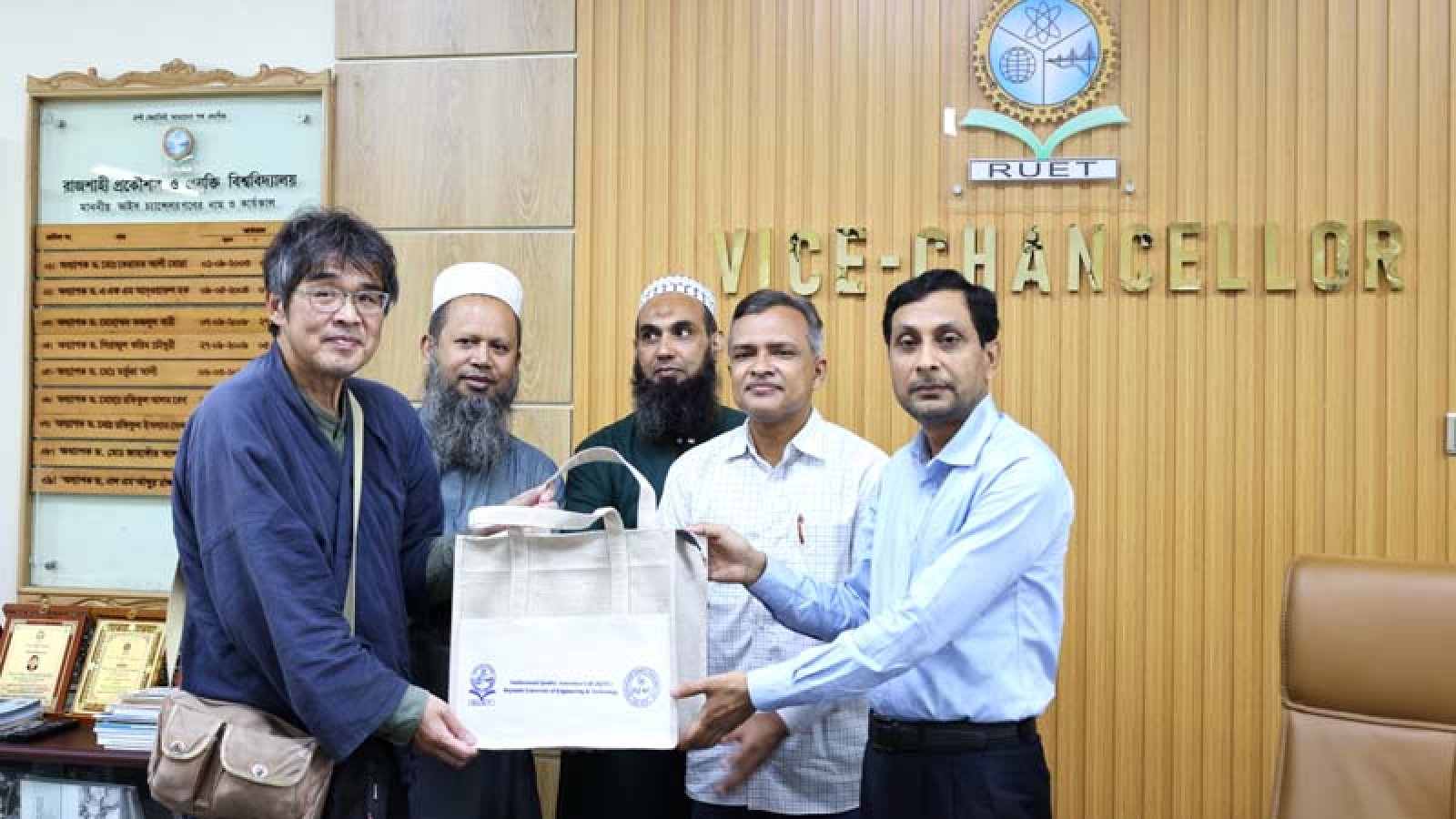 রুয়েটের উপাচার্যের সাথে জাপানের গুনমা বিশ্ববিদ্যালয়ের অধ্যাপক ড. কাও এর সৌজন্য সাক্ষাৎ