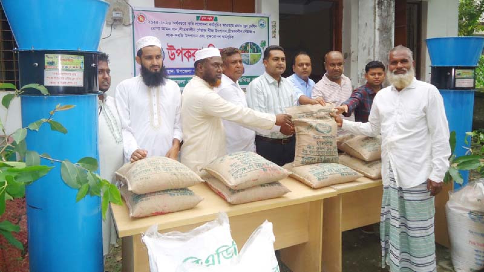 সাঁথিয়ায় কৃষি উপকরণ বিতরণ ও জাতীয় ফল মেলা অনুষ্ঠিত
