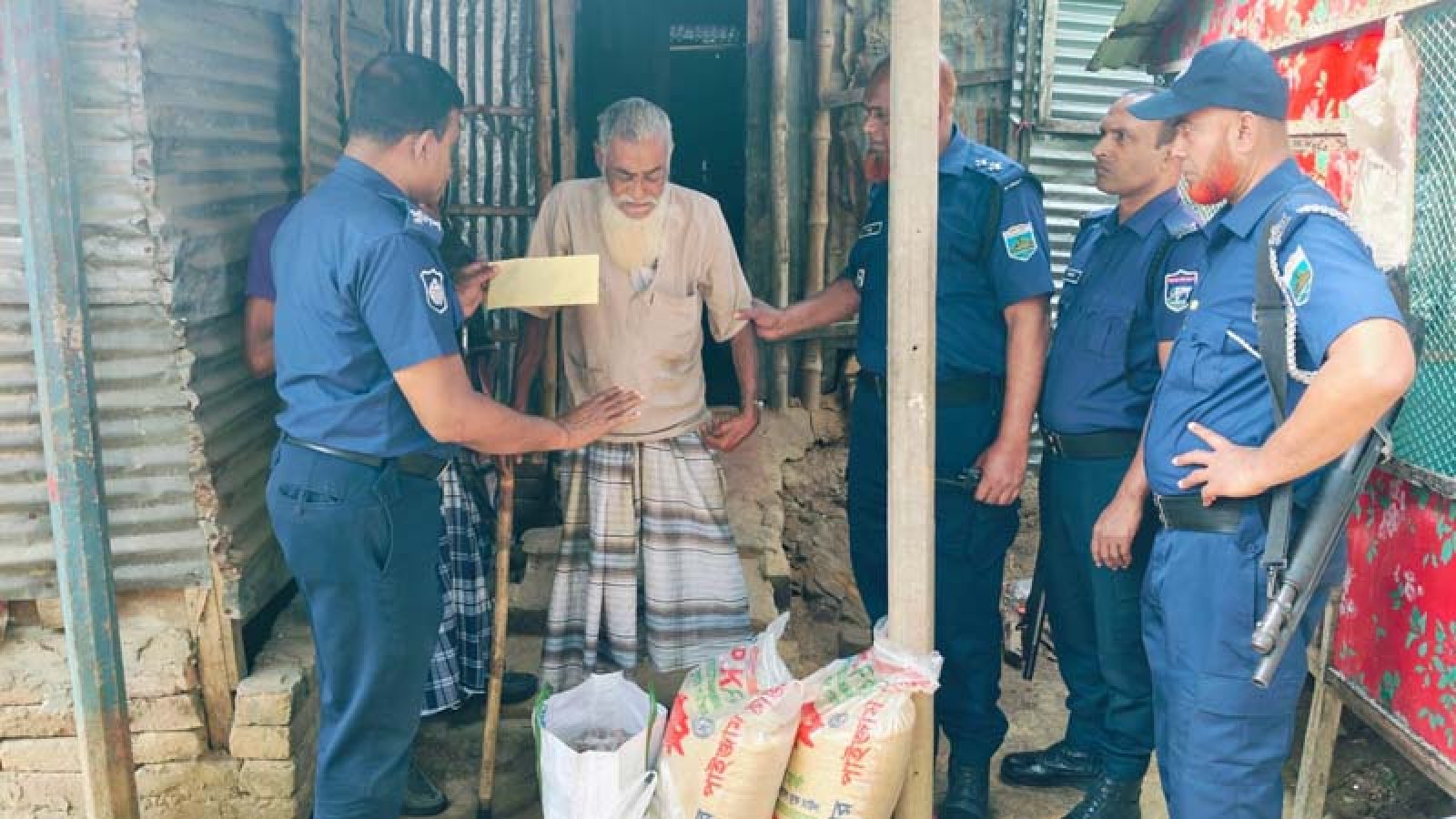 সাপাহারে অসহায় বৃদ্ধ হারেজ আলীর পরিবারে জেলা পুলিশের সহায়তা