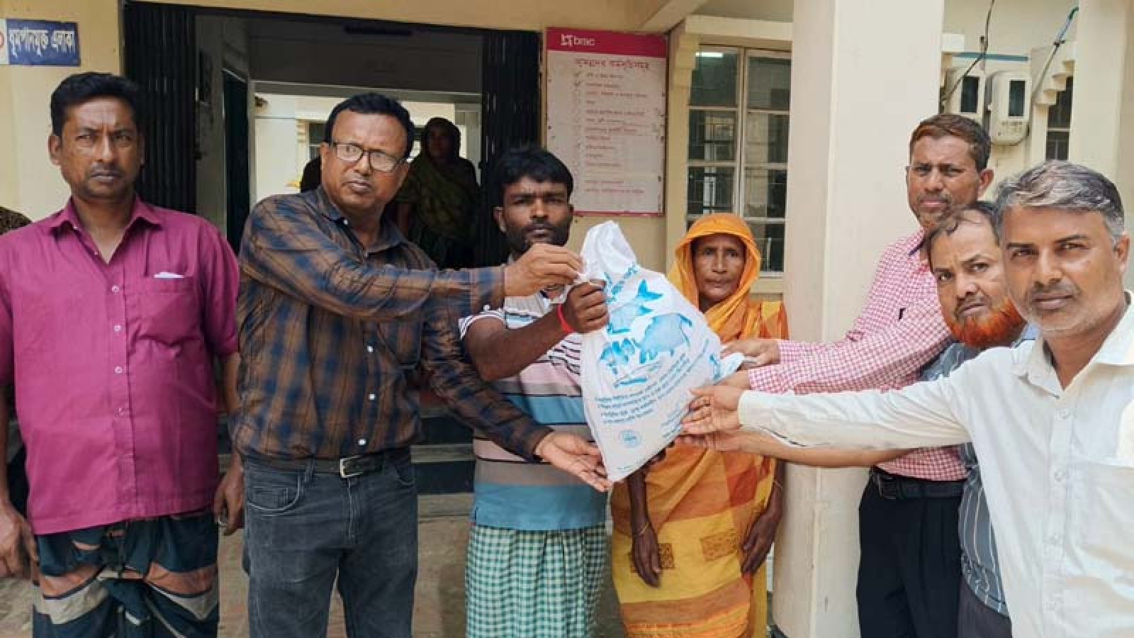ব্র্যাকের উদ্যোগে তানোরে মৎস্য চাষীদের মাঝে বিনামূল্যে পোনা মাছ বিতরণ