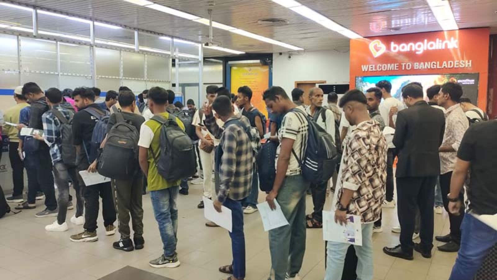ভিসা যাচাইয়ের খবর শুনেই গোপনে বিমানবন্দর ছাড়লেন মালয়েশিয়াগামী ৭১ যাত্রী