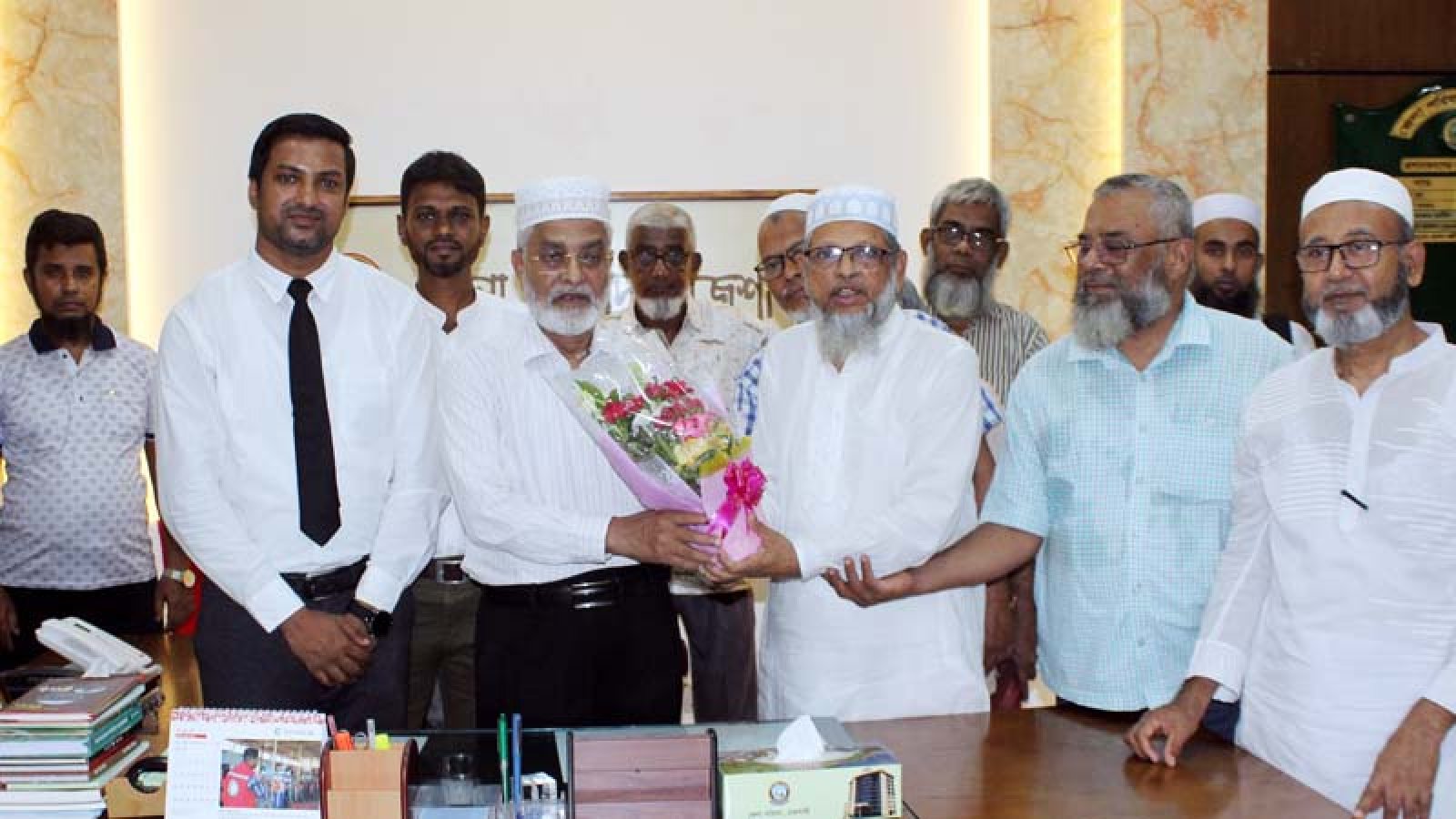 জেলা পরিষদের প্রশাসক ঈশাকে মসজিদ কমিটির ফুলেল শুভেচ্ছা