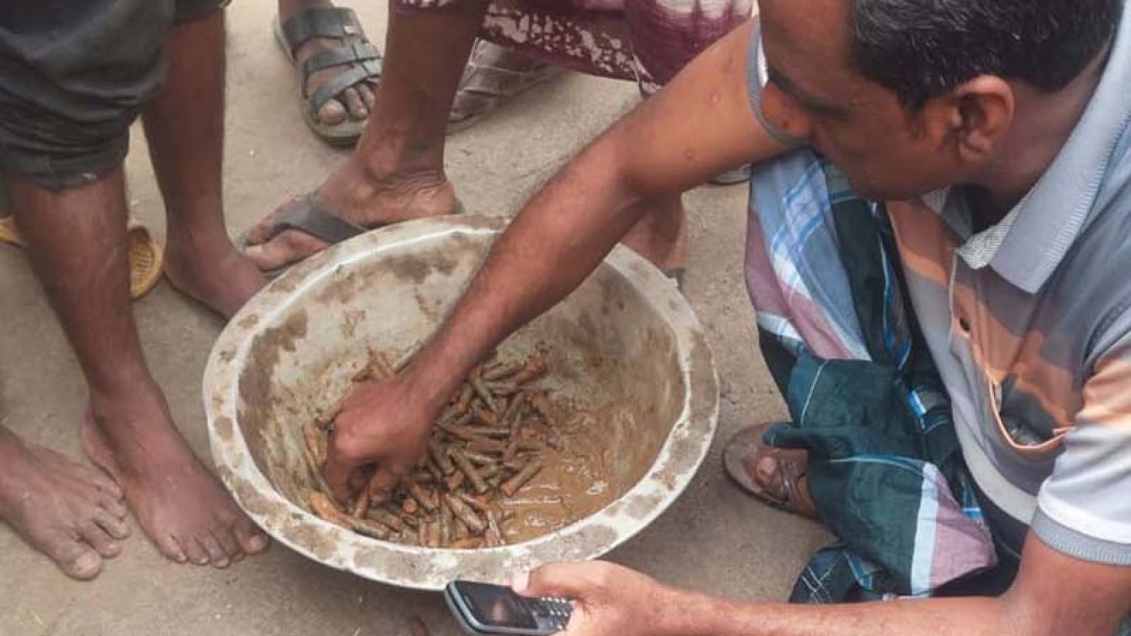 বদলগাছীতে পটলের খেতে ৩২৫ রাউন্ড গুল উদ্ধার