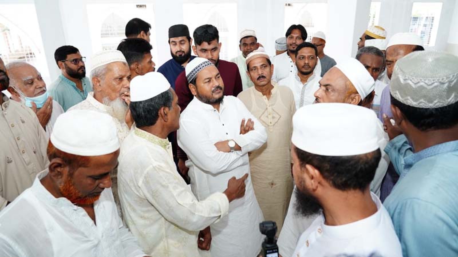 বায়তুস সালাম উপশহর বড় মসজিদের ভবন পরিদর্শন ও মুসল্লীদের সাথে কুশল বিনিময়ে রাসিক প্রশাসক