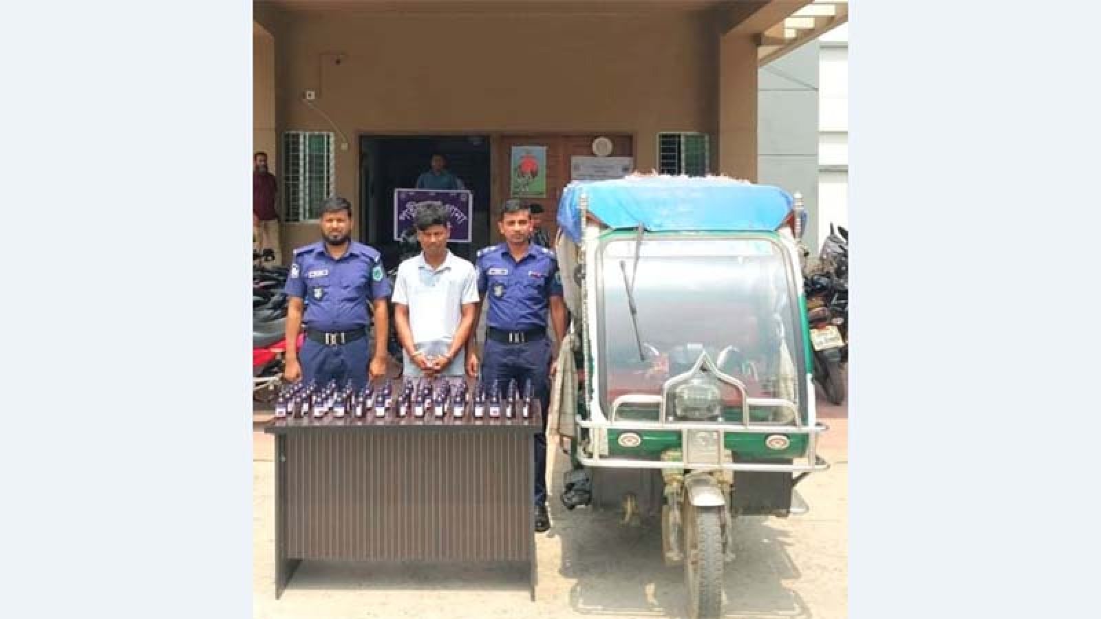 পত্নীতলায় দুই লক্ষাধিক টাকার মাদকদ্রব্যসহ ব্যবসায়ী আটক