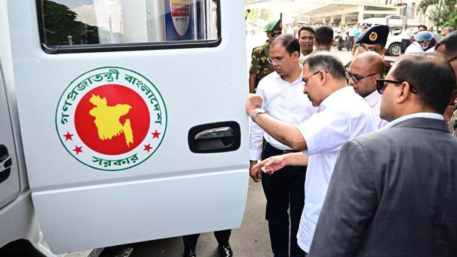 নিরাপদ খাদ্যের ভ্রাম্যমাণ ল্যাব পরিদর্শনে প্রধানমন্ত্রী