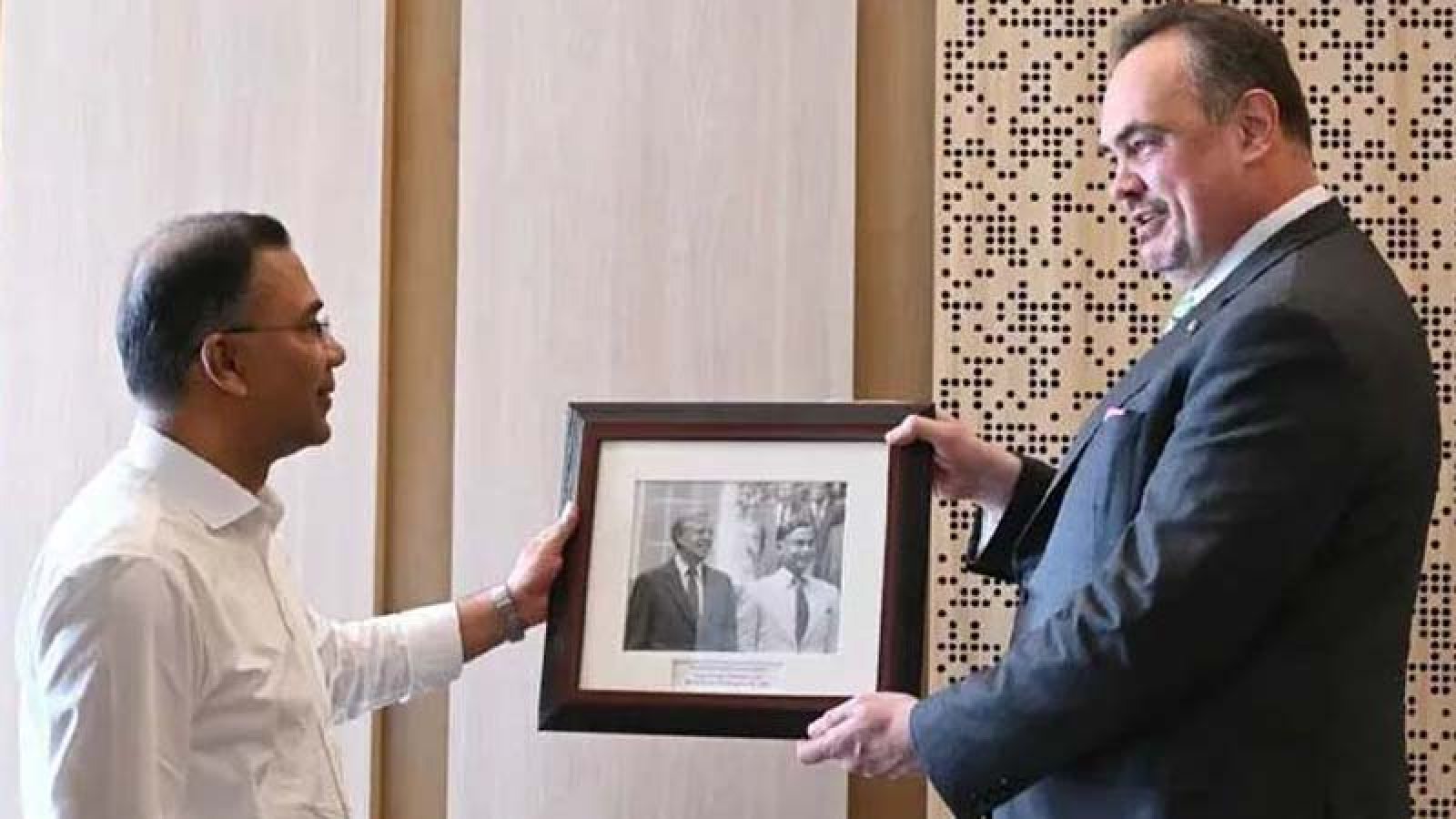 প্রধানমন্ত্রীর হাতে দুটি দুর্লভ ছবি তুলে দিলেন মার্কিন রাষ্ট্রদূত