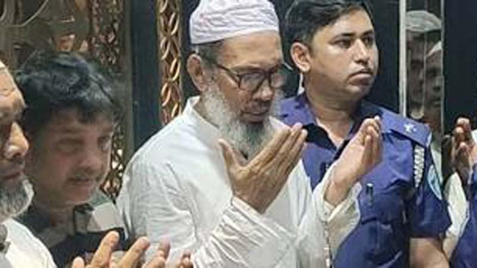 পটিয়ায় হাতকড়া নিয়ে মায়ের জানাজায় আওয়ামী লীগ নেতা