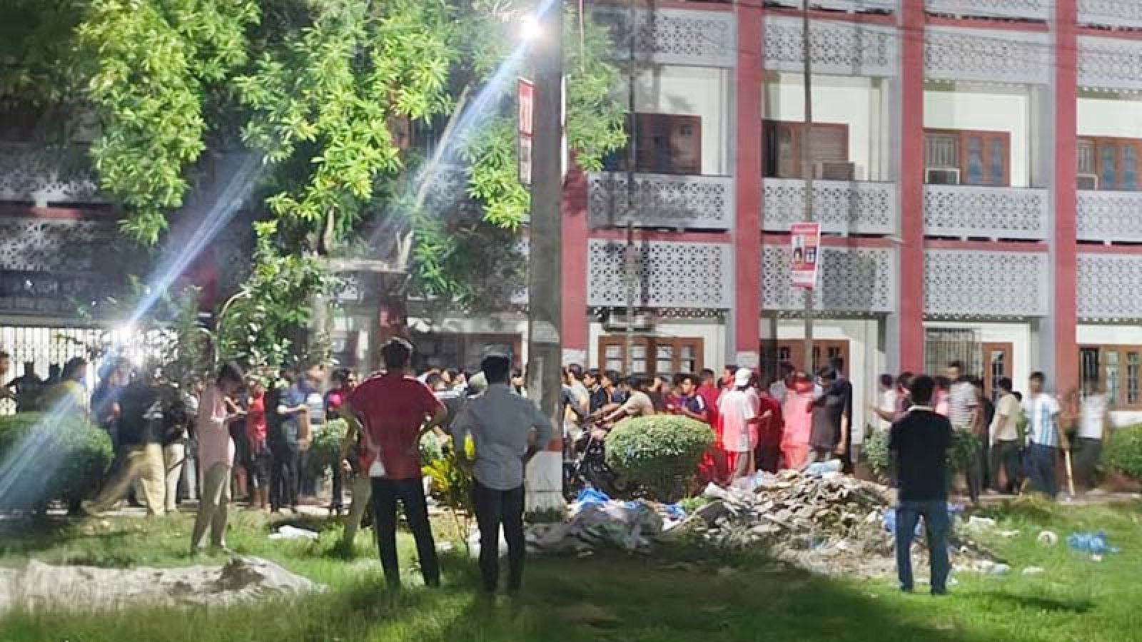 চেয়ারে বসাকে কেন্দ্র করে রাবিতে দুই বিভাগের শিক্ষার্থীদের সংঘর্ষ, আহত ৪