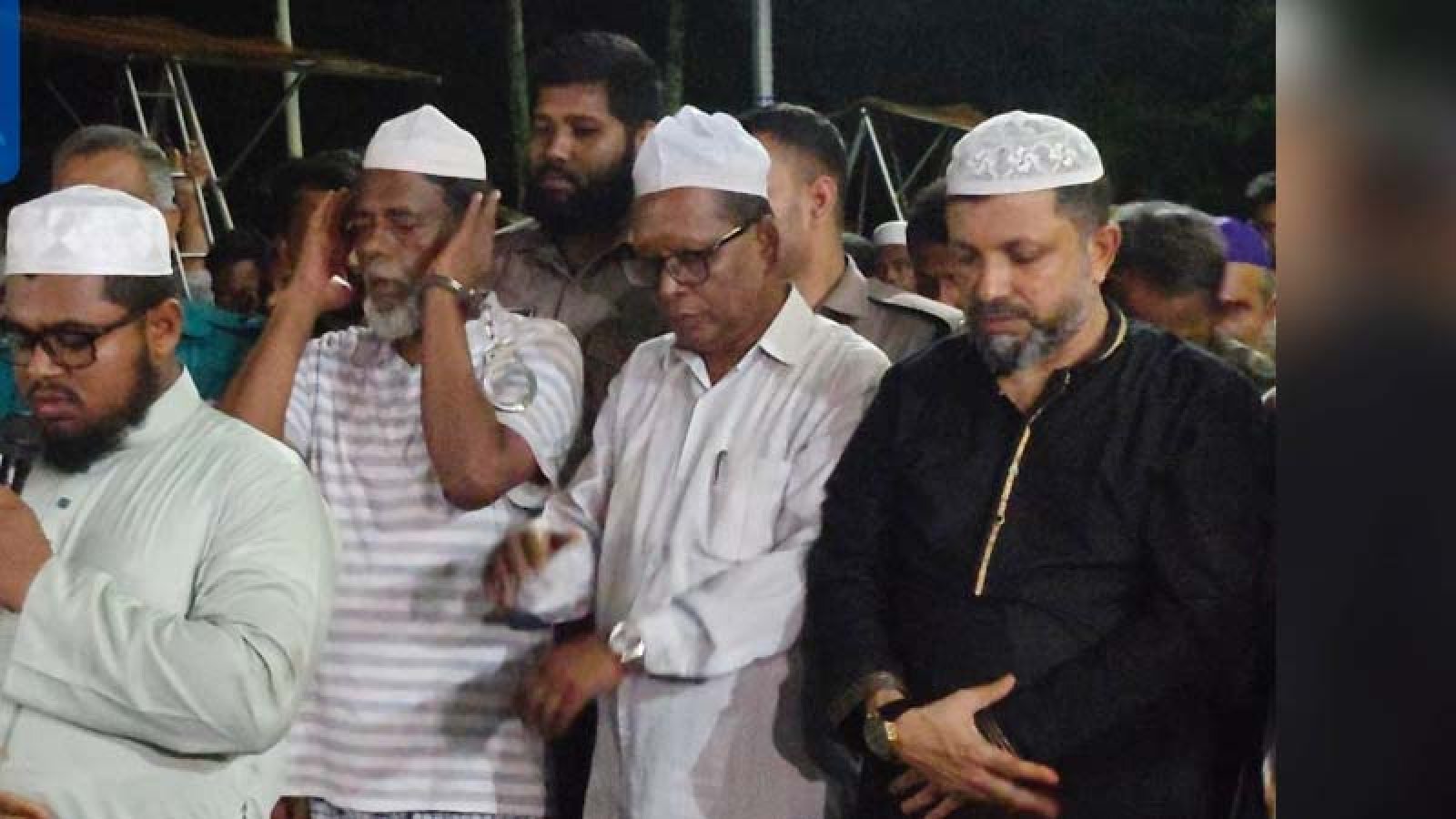 প্যারোলে মুক্তি পেয়ে হাতকড়া পরা অবস্থায় বাবার জানাজায় আওয়ামী লীগ নেতা