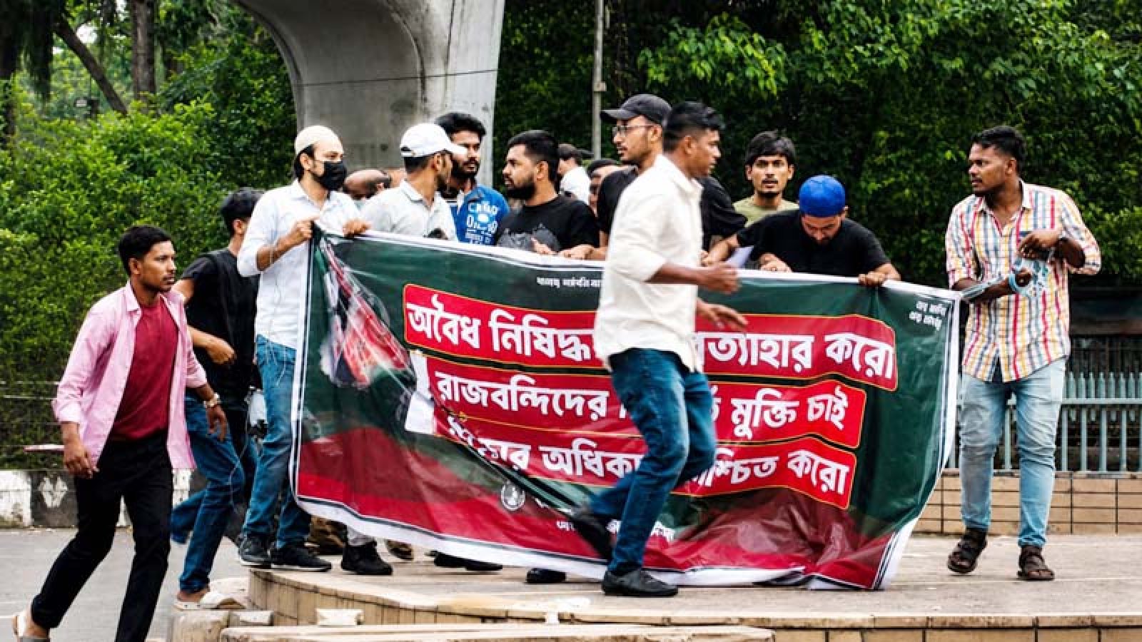 টিএসসিতে নিষিদ্ধঘোষিত ছাত্রলীগের ঝটিকা মিছিল, আটক ২