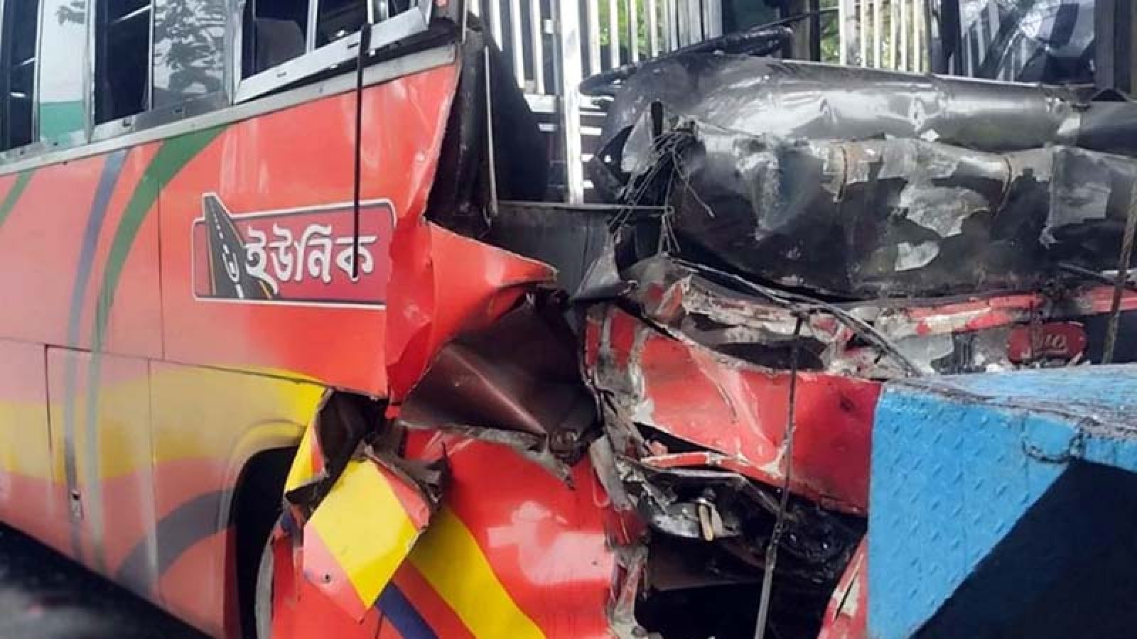 ফেনীতে কাভার্ড ভ্যানের পেছনে বাসের ধাক্কা, নিহত ৩