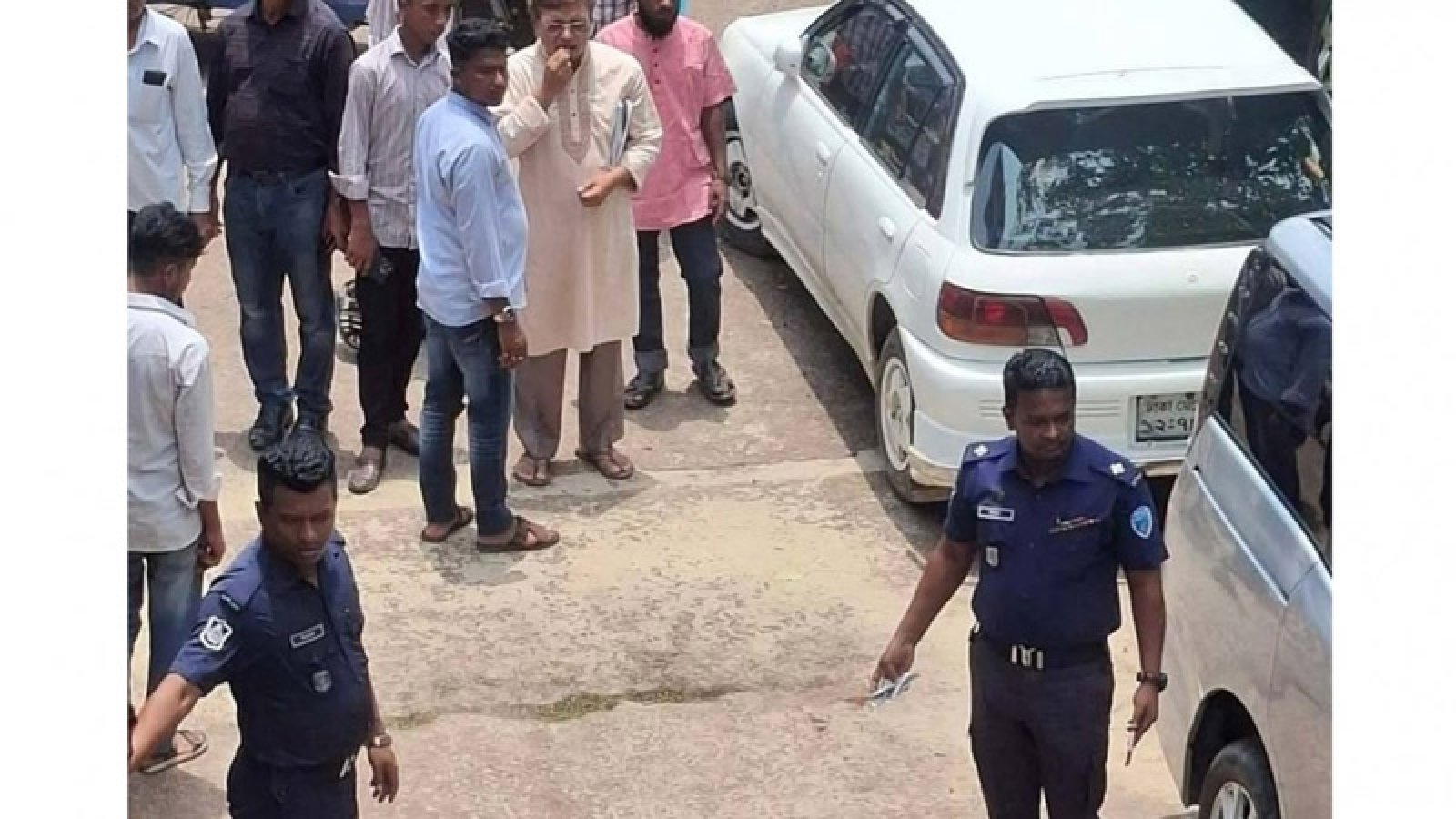আদালত প্রাঙ্গণে বিএনপি নেতাকে লক্ষ্য করে গুলি