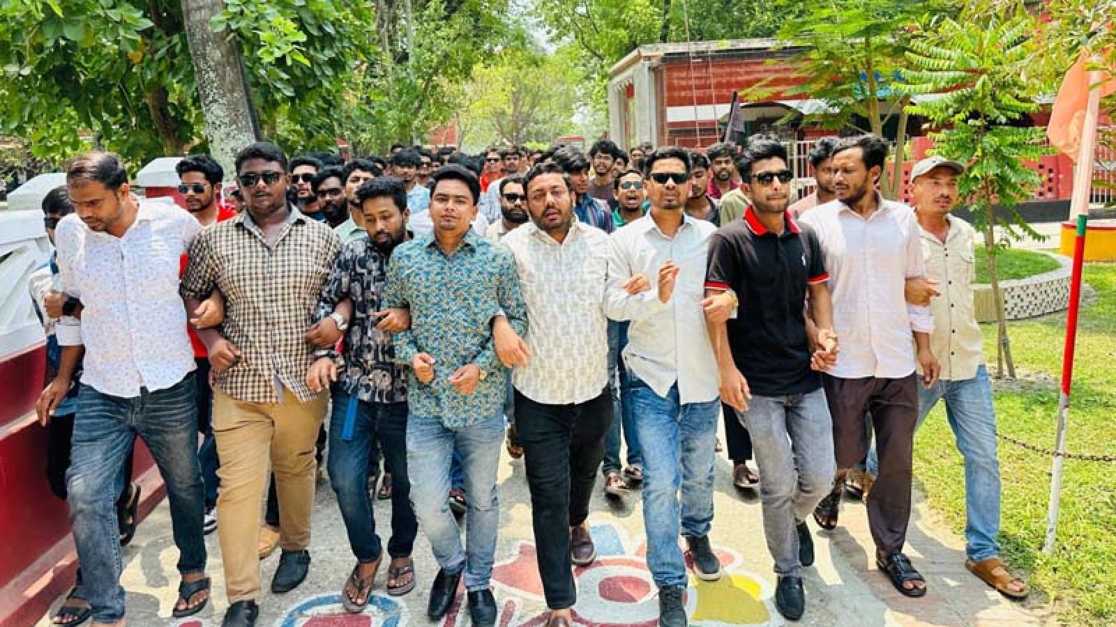 রাজশাহী কলেজে ছাত্রশিবিরের বিরুদ্ধে ছাত্রদলের বিক্ষোভ মিছিল