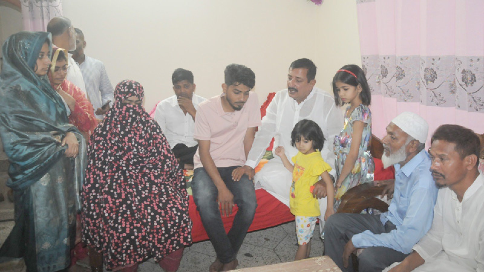 রাজশাহীতে মরহুম বিএনপি নেতার পরিবারের পাশে ভূমিমন্ত্রী মিনু