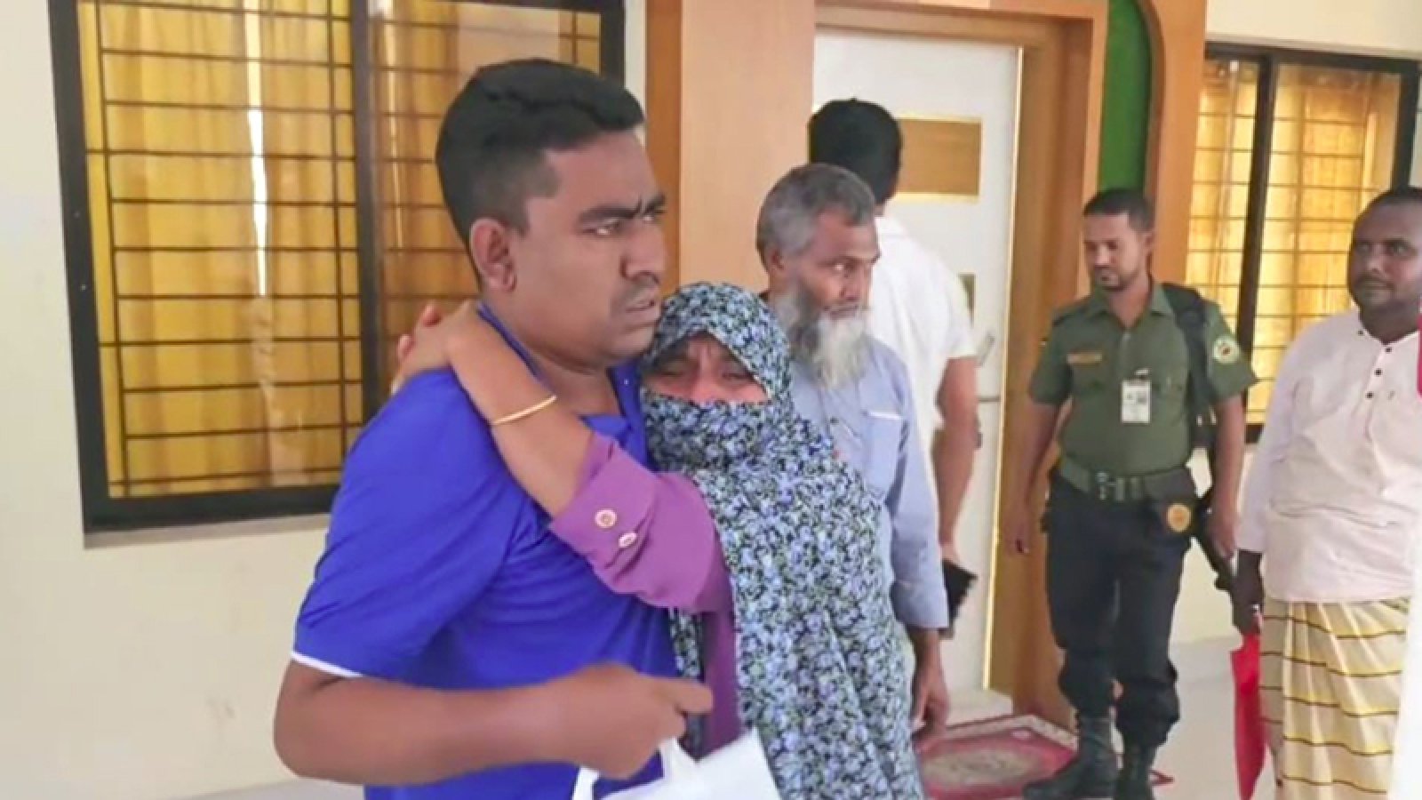 বৃদ্ধা মাকে নিজের ঘরে আশ্রয় দিতে নারাজ ছেলে ; ইউএনওর কাছে অভিযোগ মায়ের