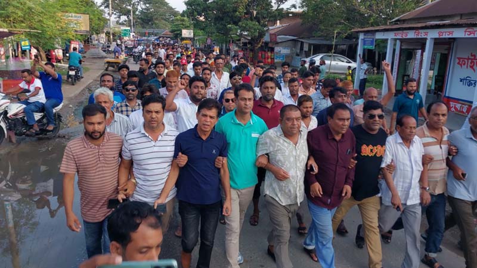 চাটমোহরে আ.লীগের ঝটিকা মিছিলের প্রতিবাদে বিএনপির বিক্ষোভ সমাবেশ