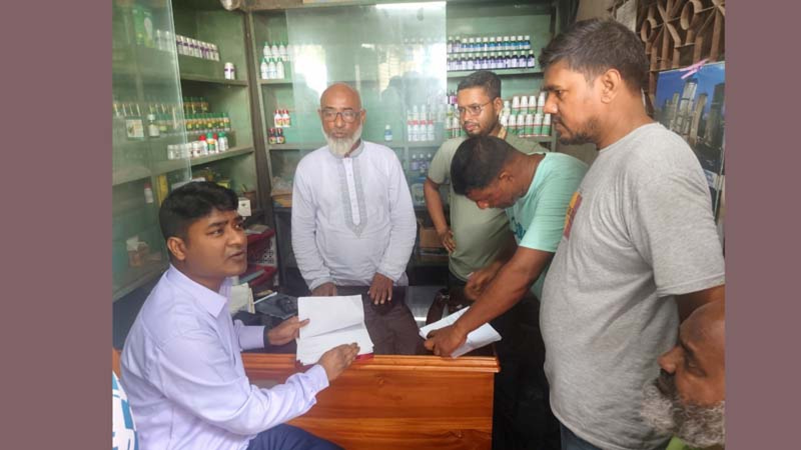 পবায় সার পাচার ঠেকাতে প্রশাসনের অভিযান, ডিলারকে জরিমানা