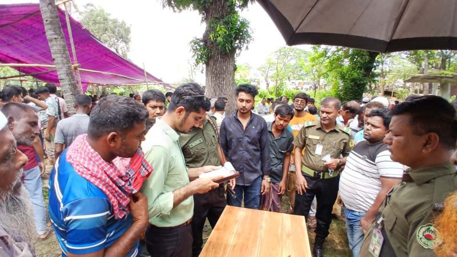 পুঠিয়ার ঝলমলিয়া হাটে অতিরিক্ত হাসিল আদায় রোধে প্রশাসনের ঝটিকা অভিযান