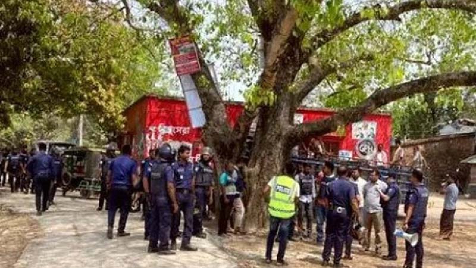 শিবগঞ্জে শালিস বৈঠক ঘিরে সংঘর্ষ, ককটেল বিস্ফোরণ ও অগ্নিসংযোগ