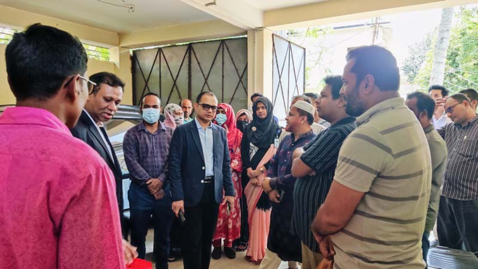 সিংড়া উপজেলা স্বাস্থ্য কমপ্লেক্স পরিদর্শনে উপসচিব গোলাম কিবরিয়া