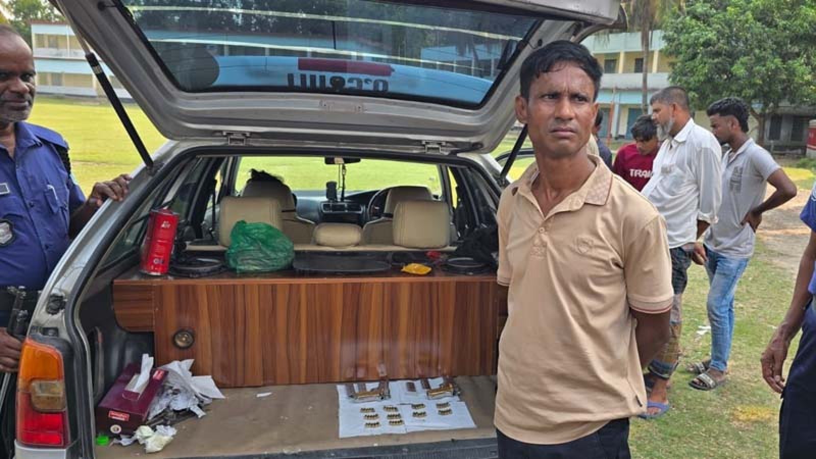 গোদাগাড়ীতে প্রাইভেটকার থেকে দুটি বিদেশি পিস্তল উদ্ধার