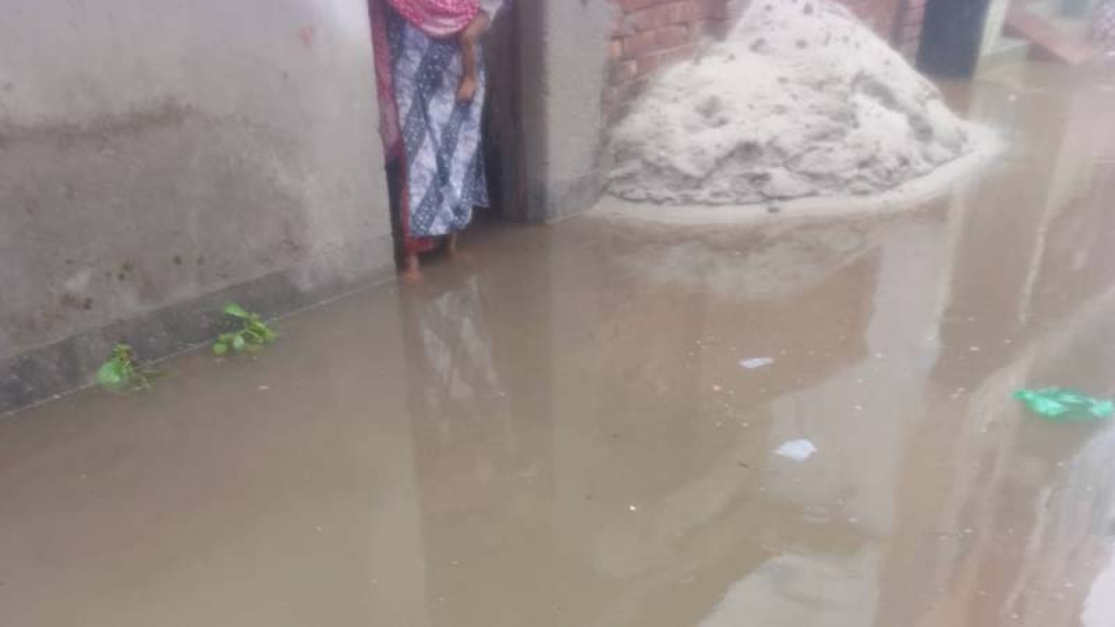 পত্নীতলায় বৃষ্টির পানিতে জলাবদ্ধতা, বেড়েছে জনদুর্ভোগ!