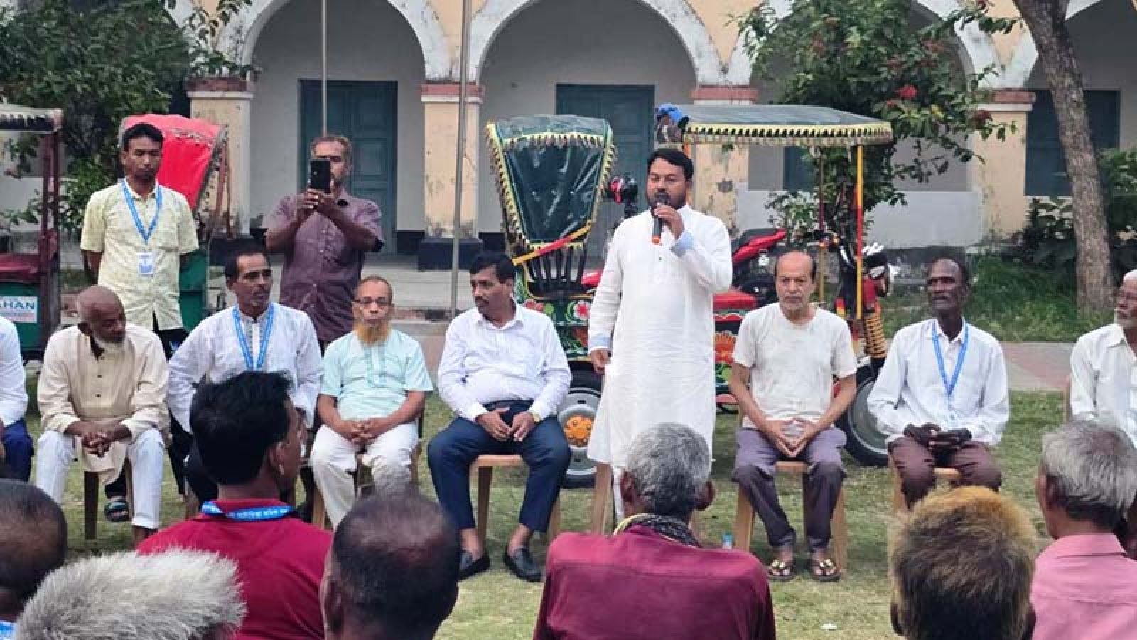 নগরীর অটোরিক্সা চালকদের সাথে রাসিক প্রশাসকের মতবিনিময়