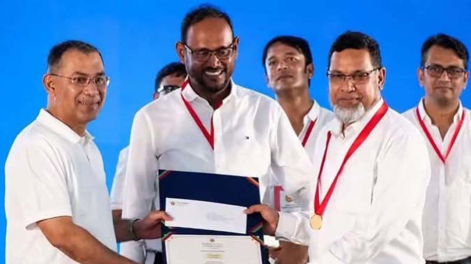 জাতীয় মৎস্য পদক পেলেন এমপি মহিত তালুকদার