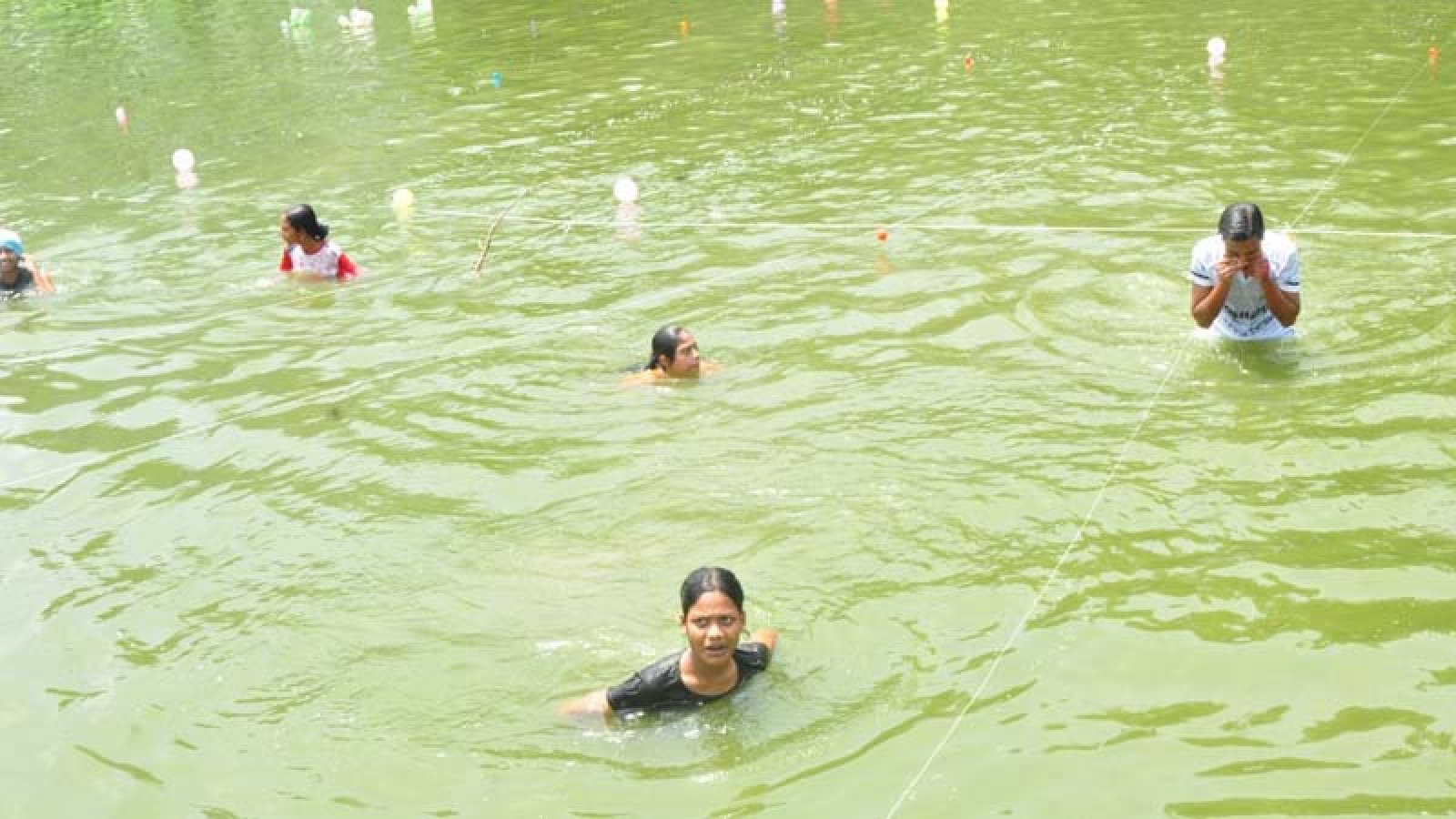 নাটোরে নতুন কুঁড়ি স্পোর্টসে সাঁতার প্রতিযোগিতা অনুষ্ঠিত
