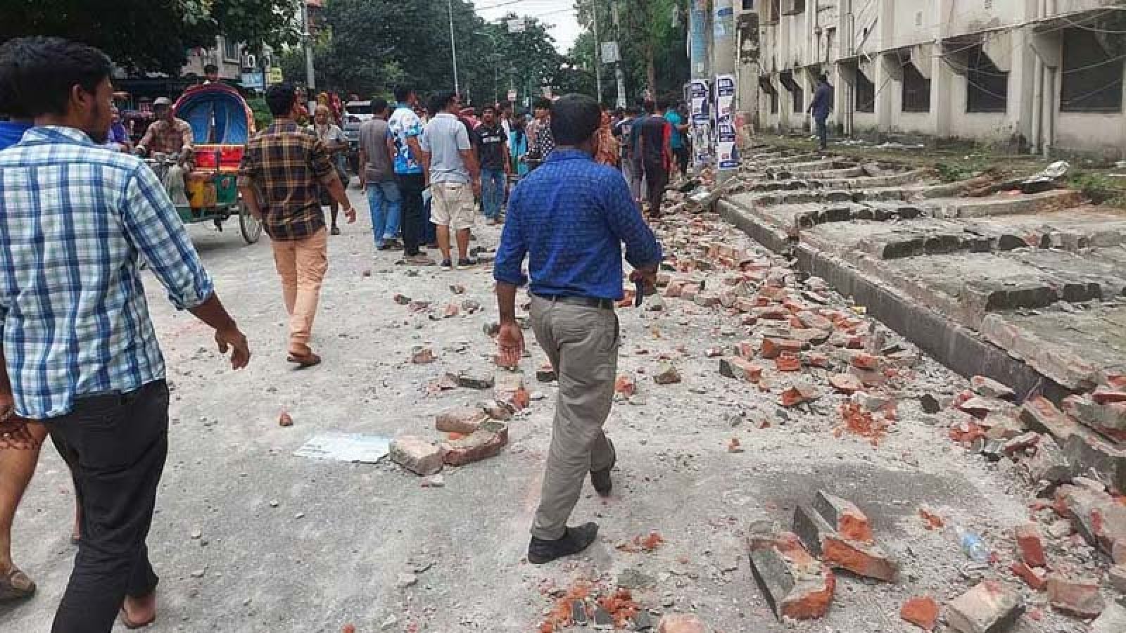 টিসিবির লাইনে ধসে পড়ল কলেজের দেয়াল, ২ জনের মৃত্যু