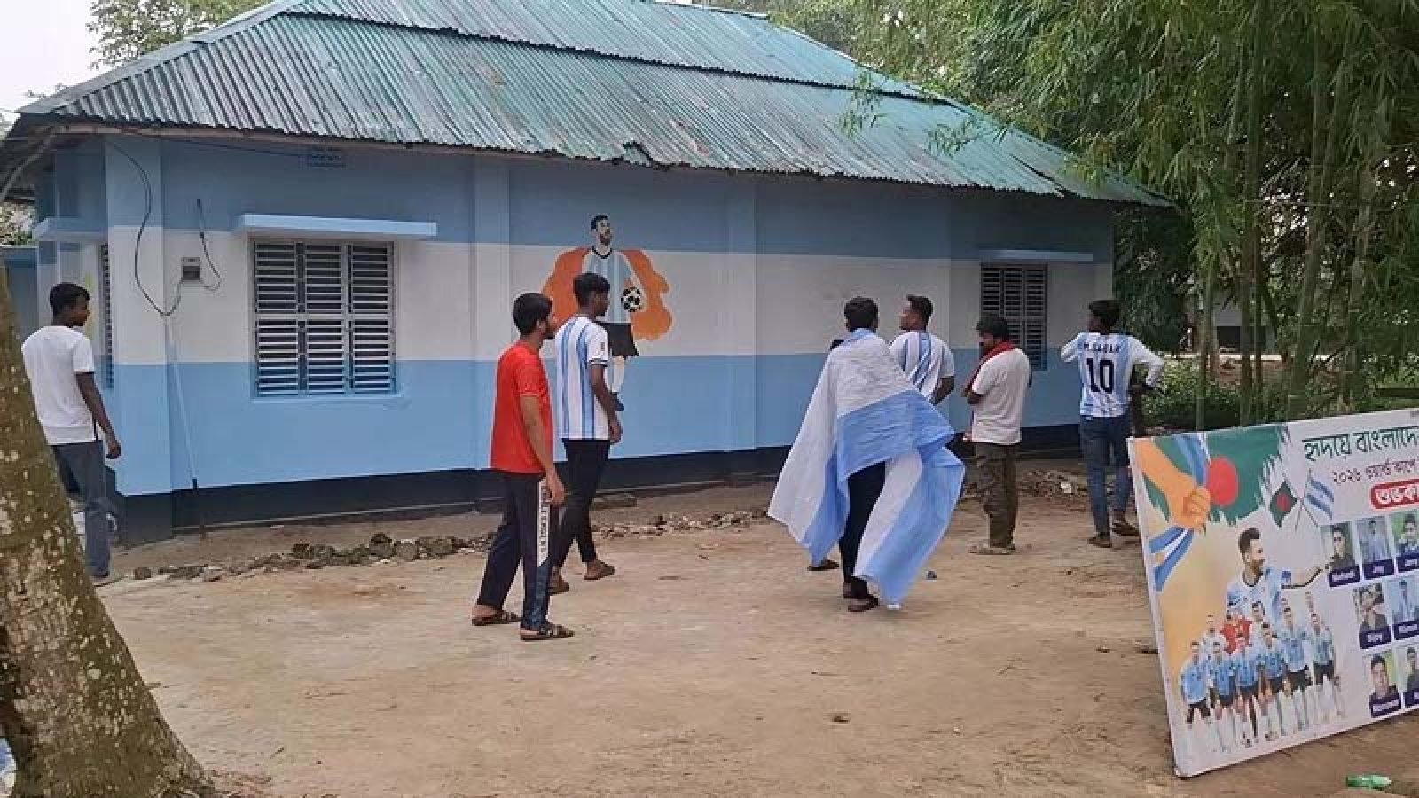 জয়পুরহাটের ‘আর্জেন্টিনা বাড়ি’, আছে মেসির বিশাল প্রতিকৃতিও