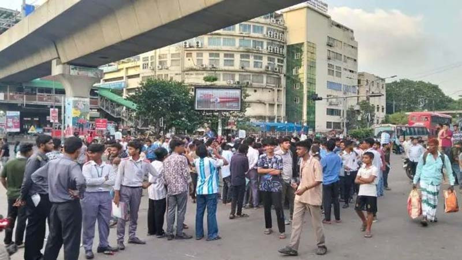 ৬ দাবিতে সচিবালয়ে একদল শিক্ষার্থী, ৩ দাবিতে আরেকদল শাহবাগে