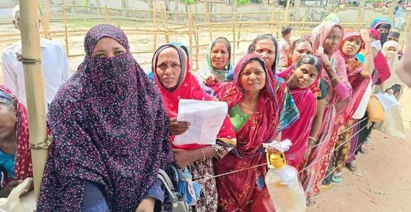 তেলের লাইনে এবার গৃহিণীরা