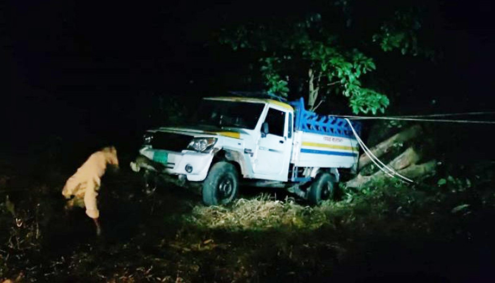 পাহাড়ি রাস্তায় উঠতে গিয়ে গাড়ি গড়িয়ে পড়লো খাদে, নিহত ২