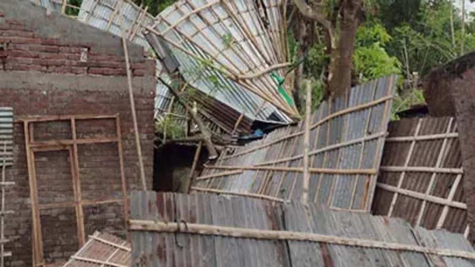 কালবৈশাখীর তাণ্ডবে বিপর্যস্ত চাঁপাইনবাবগঞ্জ