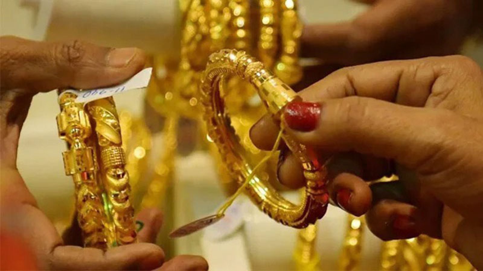 সোনার দাম কমেছে ভরিতে ৩২৬৬ টাকা