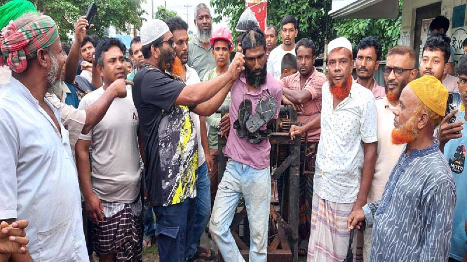 ঈশ্বরদীতে কোরআন পোড়ানোর অভিযোগে  চুল দাঁড়ি কেটে মুখে চুনকালি মাখিয়ে গলায়  জুতার মালা পরিয়ে রেলগেটের খুঁটিতে বেঁধে গণধোলাই