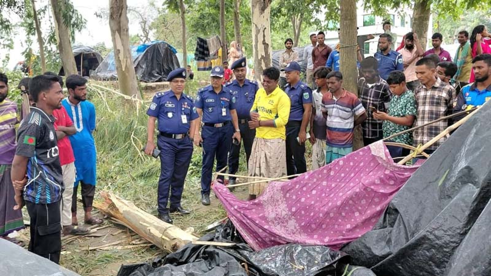 নওগাঁয় কালবৈশাখী ঝড়ে গাছ ভেঙে পড়ে অন্তসত্তা নারীর মৃত্যু