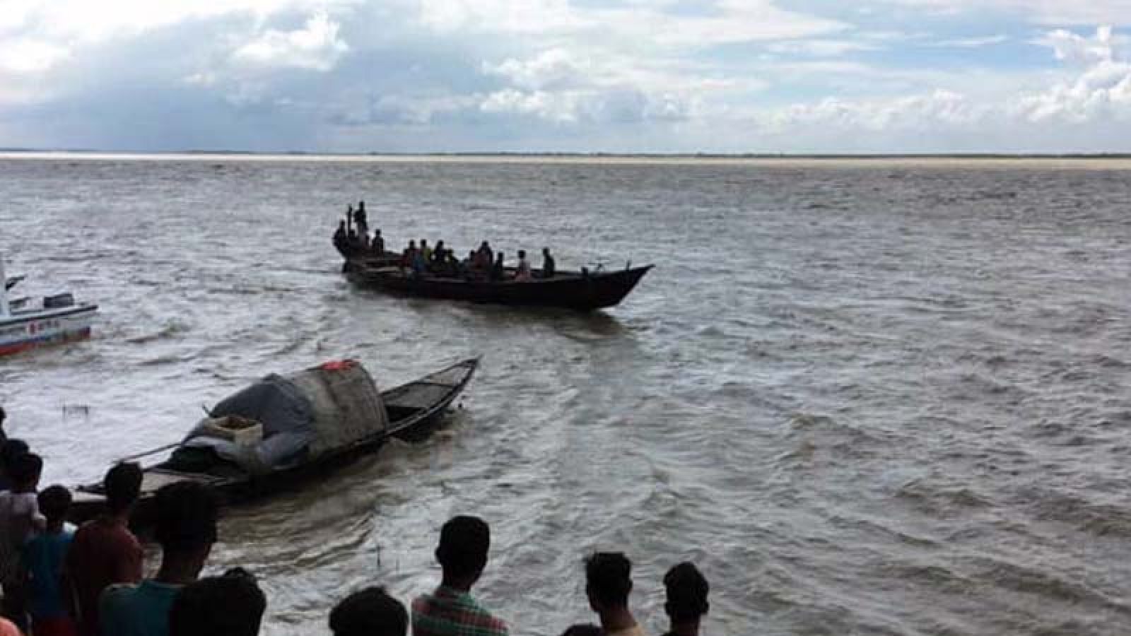 পদ্মায় নৌকাডুবি: দুই দিনেও খোঁজ পাওয়া যায়নি বাবা-ছেলের